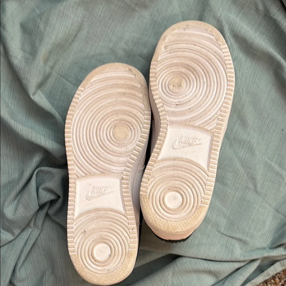 Nike White and Black Sneakers with peach/tan accents, size 8 - Picture 4 of 10